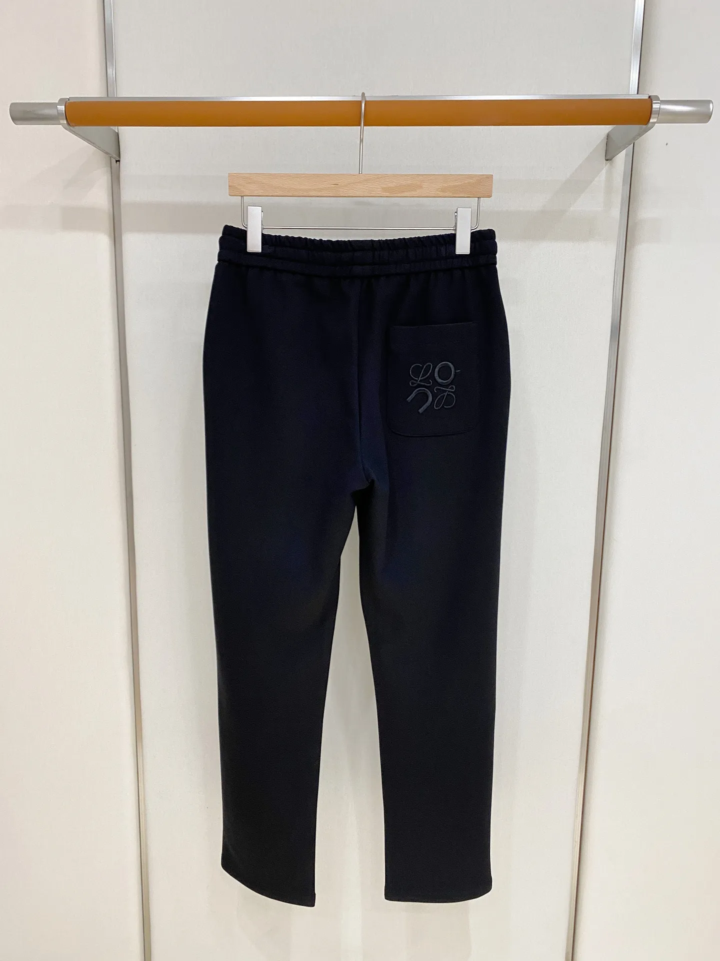 Loewe x Angpa 2026 Autumn and Winter New Arrival Casual Pants Fabric: Modal air layer cotton knitted fabric, soft to the touch, crisp in drape, comfortable and warm on the upper body. Style: straight cut with drawstring elastic waist, loose and neat, small embroidery embellishment, diagonal pockets, to accommodate leg shape. Color: Dark brown, navy blue and black, three colors, calm and high-end, suitable for all kinds of tops, suitable for commuting and leisure. Sizes:M-4XL